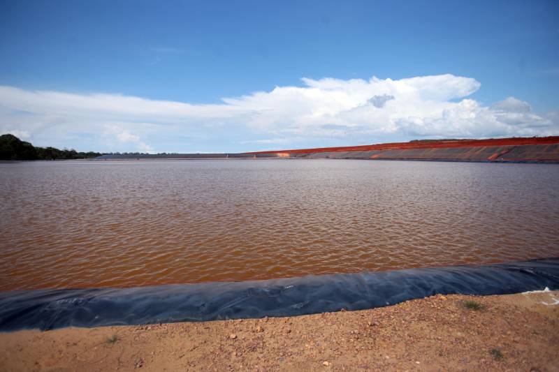 Por conta do não cumprimento do prazo de 48 horas dado pelo Governo do Estado para que a Hydro (foto) reduzisse os níveis das bacias de resíduos ao nível de pelo menos um metro, a Secretaria de Meio Ambiente e Sustentabilidade (Semas) notifica a empresa, na manhã desta terça-feira (27), com a determinação de que reduza a produção da refinaria em 50%. A Semas também triplicará a multa definida anteriormente, cumprindo a legislação ambiental em vigor, chegando a cerca de R$ 1 milhão por dia de descumprimento (300 mil Unidades de Padrão Fiscal). A empresa informou formalmente que reduziu os índices, mas não integralmente no total determinado de um metro. A determinação de redução emitida pela Semas reforça ainda que devem ser mantidos e ampliados os esforços para tratamento dos efluentes e de redução dos níveis das bacias. As equipes da Semas permanecem em campo 24 horas, trabalhando em conjunto com a Defesa Civil e outros órgãos, monitorando a situação.
FOTO: IGOR BRANDÃO / AG. PARÁ
DATA: 24.02.2018
BARCARENA - PARÁ <div class='credito_fotos'>Foto: IGOR BRANDÃO / AG. PARÁ | <a href='/midias/2018/originais/d346c906-b4a2-4d0c-ad61-679e22b77df2.jpg' download><i class='fa-solid fa-download'></i> Download</a></div>