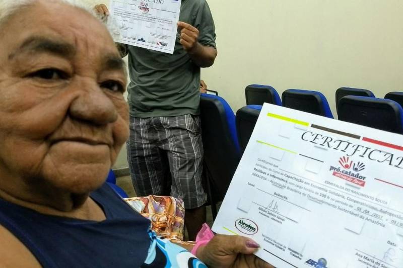 Nesta quinta-feira (8) foram entregues os certificados do curso de “Capacitação em economia solidária, cooperativismo, autogestão, cadeia produtiva de resíduos e informática” para catadores de materiais recicláveis da rede CentPará. Eles receberam, ainda, kits de equipamentos de proteção individual (EPIs).

FOTO: ASCOM SEASTER
DATA: 08.02.2018
BELÉM - PARÁ <div class='credito_fotos'>Foto: Ascom Seaster   |   <a href='/midias/2018/originais/d355213a-4090-4df4-a610-eea25efef5d7.jpg' download><i class='fa-solid fa-download'></i> Download</a></div>