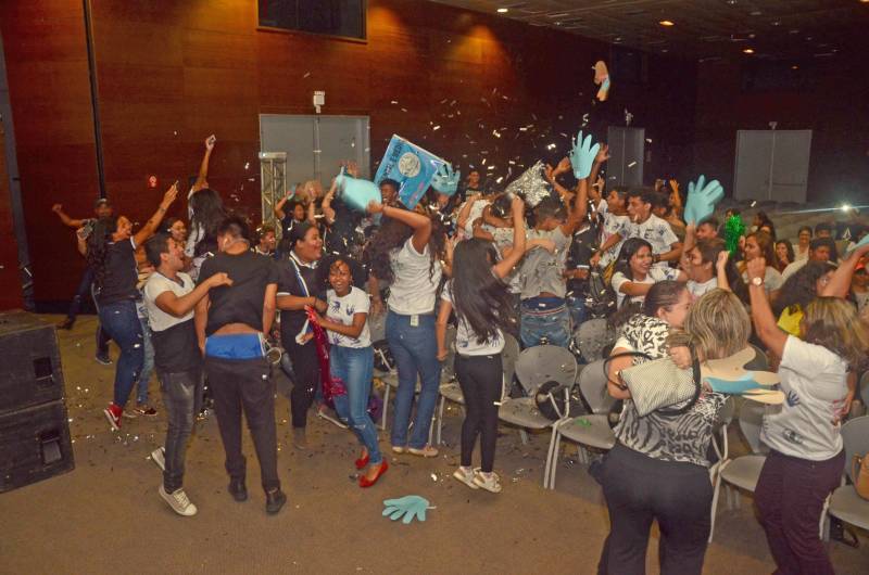 Estudantes da rede estadual de ensino foram, nesta sexta-feira (8), os “autores” em plena 22ª Feira Pan-Amazônica do Livro, no Hangar, ao protagonizarem uma festa em homenagem à leitura no encerramento da Gincana Literária conquistada pela Escola Estadual Cornélio de Barros, do bairro da Marambaia. A escola contou com um grupo de 15 estudantes que leram e pesquisaram sobre a vida e obra do escritor paraense Daniel Dantas, como tarefa da Gincana Literária. A Gincana é uma das principais atrações da Feira do Livro e, este ano, começou no dia 4, com um concurso de redação. A Gincana Literária reuniu 60 alunos, ou seja, 15 estudantes por cada uma das quatro Unidades Seduc na Escola (USEs) - unidades administrativas e pedagógicas da Secretaria de Estado de Educação (Seduc) - no evento. Os alunos pesquisaram sobre os autores Daniel Leite, Alfredo Garcia, Rosângela Darwich e Antônio Juraci Siqueira.
FOTO: ELISEU DIAS / ASCOM SEDUC
DATA: 08.06.2018
BELÉM - PARÁ <div class='credito_fotos'>Foto: Eliseu Dias / Ascom Seduc | <a href='/midias/2018/originais/d3630081-9c57-4b64-86c6-65236dfb54b7.jpg' download><i class='fa-solid fa-download'></i> Download</a></div>