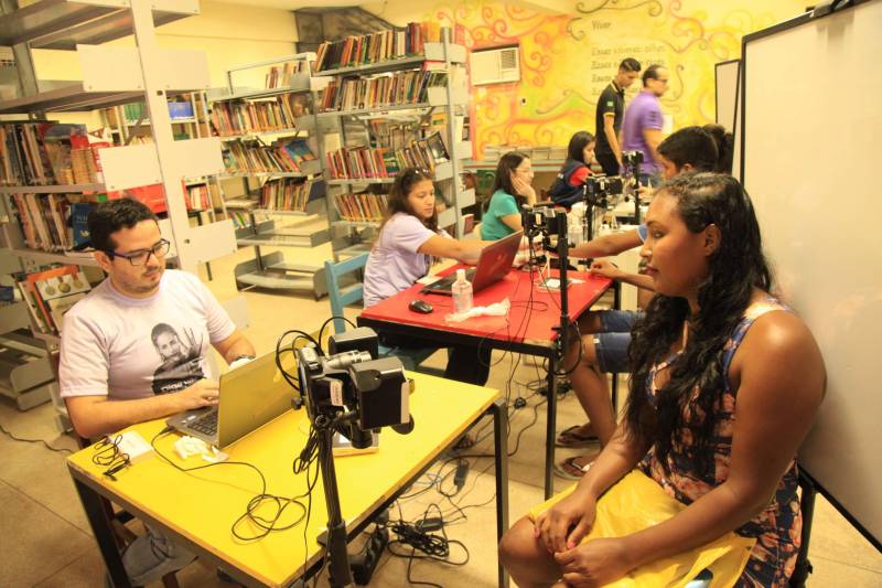 Uma ampla Ação de Cidadania abriu no sábado (3) a programação do governo do Estado alusiva ao Dia Internacional da Mulher – 8 de Março. Com o tema “Protagonismo Feminino nos Espaços de Decisão”, a ação foi realizada na Escola Estadual de Ensino Fundamental e Médio Dr. José Márcio Ayres, no Tapanã, em Belém.
FOTO: WAGNER ALMEIDA / SEJUDH
DATA: 03.03.2018
BELÉM - PARÁ <div class='credito_fotos'>Foto: Wagner Almeida/ Ascom Sejudh | <a href='/midias/2018/originais/d36cf14d-4fc9-4463-b000-3c31a1a81041.jpg' download><i class='fa-solid fa-download'></i> Download</a></div>
