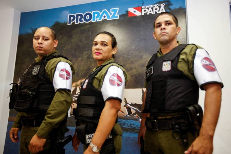 Neste domingo (7), quando se comemoram os dez anos de criação da Lei Maria da Penha, um marco no combate à violência doméstica no país, o Pro Paz Mulher comemora o fortalecimento de uma fórmula de atendimento pioneira e inédita no Brasil. Criado há dois anos, o Pro Paz Mulher adotou uma concepção de trabalho que agrega, em um único espaço, todos os serviços necessários a uma assistência imediata, humanizada e eficaz às vítimas de violência doméstica, familiar ou sexual. Na foto, policiais militares que integram a Patrulha Maria da Penha.
FOTO: RODOLFO OLIVEIRA / ARQUIVO AG. PARÁ
DATA: 03.06.2016
BELÉM - PARÁ <div class='credito_fotos'>Foto: Rodolfo Oliveira/Ag. Pará | <a href='/midias/2018/originais/d36dc19a-7191-4964-826b-9d4f60be5444.jpg' download><i class='fa-solid fa-download'></i> Download</a></div>