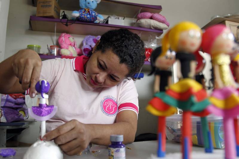 A Cooperativa Social de Trabalho Arte Feminina Empreendedora (Coostafe), que funciona no Centro de Reeducação Feminino de Ananindeua, atingiu a meta de doações e vai ser um dos projetos beneficiados pela campanha “Abrace o Brasil”, realizada pela organização BrazilFoundation. A meta da cooperativa era atingir R$ 8 mil em doações e até a manhã desta terça-feira (27), já tinha arrecadado R$ 8.720.

FOTO: ASCOM SUSIPE
DATA: 27.11.2018
BELÉM - PARÁ <div class='credito_fotos'>Foto: ASCOM SUSIPE   |   <a href='/midias/2018/originais/d36e09dc-96bc-498f-a39c-e15e0bffee5b.jpg' download><i class='fa-solid fa-download'></i> Download</a></div>