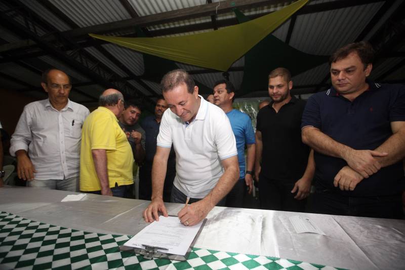 O município de São Francisco do Pará recebeu, neste sábado (30), uma ordem de serviço para o asfaltamento de 5 quilômetros de suas ruas, um investimento de quase R$ 2 milhões. A ação é uma realização do Governo do Estado, por meio da Secretaria de Estado de Desenvolvimento Urbano e Obras Públicas (Sedop), e tem a parceria da Assembleia Legislativa do Estado (Alepa) e da prefeitura do município beneficiado. O evento de entrega ocorreu de 18h às 20h, no Centro de Referência e Assistência Social (Cras) da cidade. A iniciativa faz parte de uma ação maior, já realizada em Viseu, Augusto Corrêa, Tracuateua, Bonito, Floresta do Araguaia, Curionópolis, São João da Ponta, Curuçá, Terra Alta, Sapucaia, Redenção, Capanema, Bragança, São Domingos do Capim e outros municípios. Nos 14 municípios citados, foram destinados mais de R$ 42 milhões para a pavimentação asfáltica em cerca de 95 quilômetros. Na foto, o presidente da Alepa, deputado Márcio Miranda.
FOTO: SIDNEY OLIVEIRA / AG. PARÁ
DATA: 30.06.2018
SÃO FRANCISCO - PARÁ <div class='credito_fotos'>Foto: Sidney Oliveira/Ag. Pará | <a href='/midias/2018/originais/d36fe589-4db5-41fc-aa59-18ac42e9b6ba.jpg' download><i class='fa-solid fa-download'></i> Download</a></div>