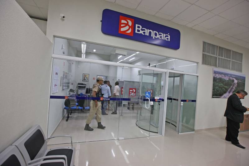 Carteira de identidade, habilitação e de trabalho. Seguro-desemprego, segunda via de boletos de água e multas de transito. Registros na Junta Comercial e DARFs de impostos. Registros de ocorrências na polícia e queixas ao Procon. Tudo num só lugar, rápido e fácil. O governador Simão Jatene entregou nesta sexta-feira, 04, à população a Estação Cidadania do Shopping Pátio Belém (foto). É a sexta unidade de atendimento à população no estado do Pará. Num espaço de mais de mil metros quadrados, a população poderá contar com serviços de órgãos como: Banpará; Polícia Civil; Procon; Secretaria de Justiça e Direitos Humanos; Sistema Nacional de Empregos; Secretaria de Assistência Social, Trabalho e Renda; Junta Comercial do Estado, Secretaria da Fazenda, Cosanpa, Detran, Igeprev e Fundação Pro-Paz. Além desses, as novidades ficam por conta do Hemopa, oferecendo a possibilidade do cidadão doar sangue e da Secretaria Municipal de Mobilidade (Semob).
FOTO: ANTÔNIO SILVA / AG. PARÁ
DATA: 04.05.2018
BELÉM - PARÁ <div class='credito_fotos'>Foto: Antônio Silva/Ag. Pará | <a href='/midias/2018/originais/d372504e-ac2f-4203-a0ad-b77bd1188c4f.jpg' download><i class='fa-solid fa-download'></i> Download</a></div>