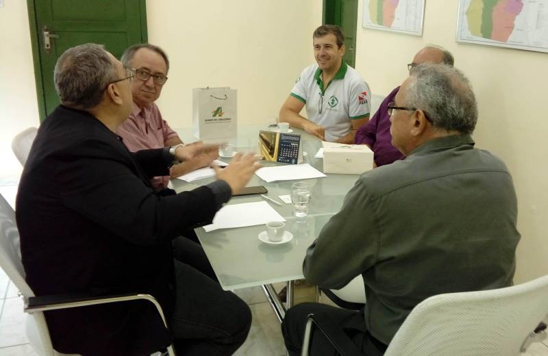 O presidente da Empresa de Assistência Técnica e Extensão Rural do Estado do Pará (Emater-Pará), o engenheiro agrônomo Paulo Amazonas Pedroso, esteve reunido, na sexta-feira (23), no escritório central, com o superintendente do Banco da Amazônia Pará 01, Luiz Lourenço, para discutir temáticas relativas a créditos rurais, incluindo maior abrangência nas capacitações para uso do Aplicativo Terras App. Reuniões similares estão sendo articuladas nas superintendências do Banco da Amazônia Pará 02 e 03, com o objetivo de permitir não só segurança como agilidade aos processos de cadastramento e concessão dos créditos rurais direcionados às linhas do Pronaf e Agronegócio, encaminhados ao Banco da Amazônia. Algumas capacitações já foram realizadas sobre o uso do aplicativo para técnicos de várias regionais administrativas da Emater, mas ainda não foram suficientes para cobrir toda a necessidade demandada.
FOTO: ASCOM / EMATER
DATA: 24.03.2018
BELÉM - PARÁ <div class='credito_fotos'>Foto: ASCOM EMATER | <a href='/midias/2018/originais/d372f011-1042-4741-bb45-304b79ff89f0.jpg' download><i class='fa-solid fa-download'></i> Download</a></div>