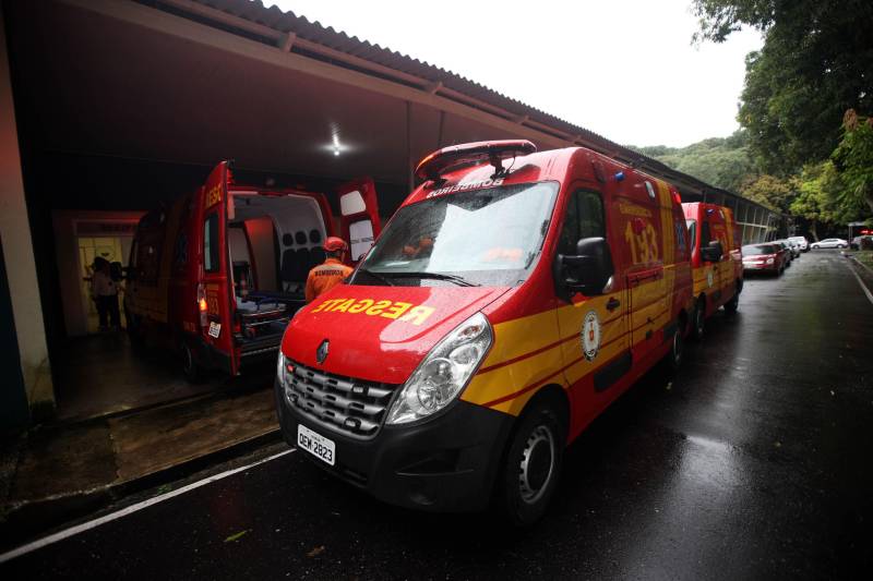 Para auxiliar no atendimento de vítimas de acidentes automobilisticos, o Corpo de Bombeiros Militar do Pará recebeu do Governo do Estado nesta quarta-feira (04), três ambulâncias de resgate, por conta de emendas parlamentares, que serão destinadas aos municípios de Parauapebas, Castanhal e Belém. A cerimônia de entrega, realizada no auditório da Casa Civil, teve a presença do Secretário de Segurança Pública e Defesa social (Segup), Luiz Fernandes, dos deputados estaduais Milton Campos, Gesmar Costa, Cel. Neil e Jaques Neves, além do Comandante do Corpo de Bombeiros Militar, Zanelli Antônio Melo. As ambulâncias são unidades de resgate tipo C para atendimento pré-hospitalar de vítimas de acidentes de trânsito, totalmente registradas pelo Ministério da Saúde; equipadas com material de suporte básico e material de desencaceramente - que auxilia nos acidentes quando as vítimas ficam presas em ferragens. No mês passado o Corpo de Bombeiros recebeu mais quinze veículos, desta vez, de vistoria e uma policlínica.
FOTO: THIAGO GOMES / AG. PARÁ
DATA: 04.04.2018
BELÉM - PARÁ <div class='credito_fotos'>Foto: Thiago Gomes /Ag. Pará | <a href='/midias/2018/originais/d373d6f5-9f9c-41a7-960a-f1c476a1c386.jpg' download><i class='fa-solid fa-download'></i> Download</a></div>