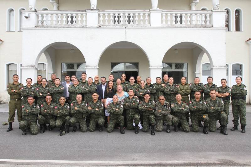 Trinta e seis policiais militares atuarão a partir do primeiro semestre de 2019, na prevenção primária ambiental dirigida a alunos do 5º e 6º anos do ensino fundamental. Os novos educadores ambientais foram certificados (foto) na manhã desta quarta-feira (5), no auditório da Casa Militar da Governadoria, em Belém. Eles participaram do primeiro Curso de Formação de Educadores Ambientais da Amazônia (CFEAM).

FOTO: CRISTINO MARTINS / AG. PARÁ
DATA: 05.12.2018
BELÉM - PARÁ <div class='credito_fotos'>Foto: Cristino Martins/Ag. Pará   |   <a href='/midias/2018/originais/d37955c0-4fae-402a-a473-ee67acc16ae2.jpg' download><i class='fa-solid fa-download'></i> Download</a></div>