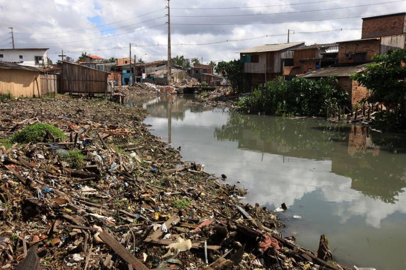 Mais de 130 benfeitorias que foram construídas de maneira irregular sobre o canal do Tucunduba foram retiradas para dar início às obras da segunda etapa do projeto de saneamento integrado da bacia do Tucunduba, que vai beneficiar 250 mil moradores dos bairros de Canudos, Guamá, Terra Firme e Marco.
FOTO: RODOLFO OLIVEIRA / AG. PARÁ
DATA: 16.05.2018
BELÉM - PARÁ <div class='credito_fotos'>Foto: Rodolfo Oliveira/Ag. Pará | <a href='/midias/2018/originais/d37dffe6-6444-4161-8740-f912f6186c14.jpg' download><i class='fa-solid fa-download'></i> Download</a></div>