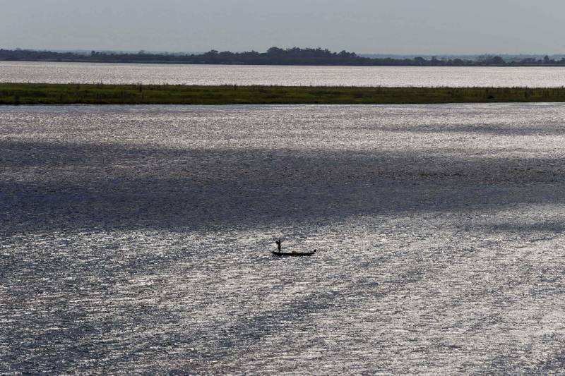 O Pará se destaca em meio a Amazônia por seus contrastes naturais e culturais, diferenças que unem e o faz singular entre os Estados brasileiros. Em uma mesma região você encontra municípios com atrativos que vão de lagos, igarapés, praias deslumbrantes a trilhas por entre serras e cachoeiras, onde exemplares da fauna e da flora se fazem presentes. E no Oeste paraense não é diferente. Um dos mais conhecidos destinos é Santarém. Na foto, o encontro das águas azul-esverdeada do rio Tapajós com a barrenta do rio Amazonas.

FOTO: SIDNEY OLIVEIRA / AG. PARÁ
DATA: 01.08.2016
SANTARÉM - PARÁ <div class='credito_fotos'>Foto: Sidney Oliveira/Ag. Pará   |   <a href='/midias/2018/originais/d37f5baf-5a07-4d3f-9f4d-ed7aaca24d59.jpg' download><i class='fa-solid fa-download'></i> Download</a></div>