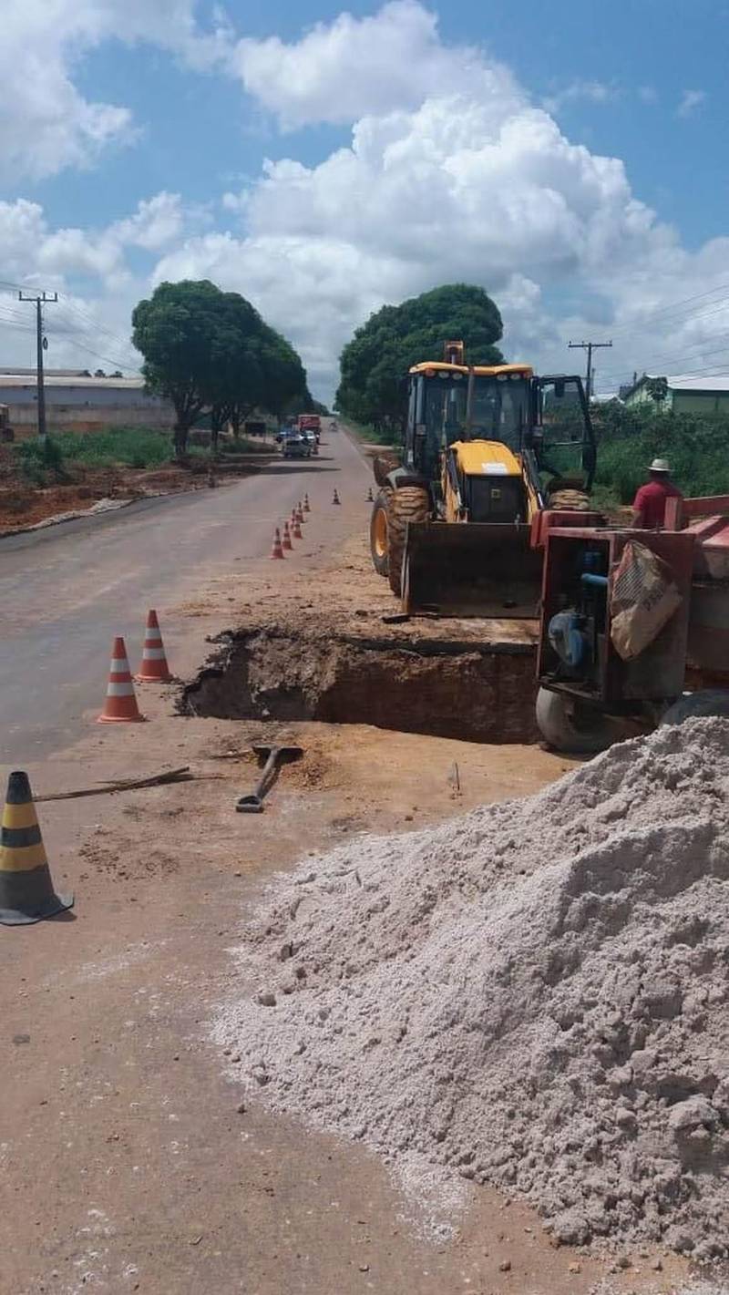 A Secretaria de Estado de Transportes (Setran) informa que os serviços de recuperação (foto) da Rodovia PA-256, no acesso ao município de Paragominas, estão em fase de conclusão. No início do mês, em decorrência das fortes chuvas na região, um trecho da rodovia foi afetado pela erosão. De acordo com informações do Chefe do 7º Núcleo, Wallace Gaspar, foi realizada a recomposição do terreno em declive (talude) e do acostamento da via. “Para evitar nova erosão do talude, foi construída uma caixa de concreto armado para vencer um desnível de 5 metros, que receberá a água da chuva. Isso vai evitar que a pista seja invadida por ela. Também foi construída uma linha dupla de bueiros com 1 metro de diâmetro, cada”, informou.

FOTO: ASCOM / SETRAN
DATA: 18.12.2018
PARAGONINAS - PARÁ <div class='credito_fotos'>Foto: ASCOM SETRAN   |   <a href='/midias/2018/originais/d3823b3d-ad96-4101-b090-0f3563c98d9d.jpg' download><i class='fa-solid fa-download'></i> Download</a></div>
