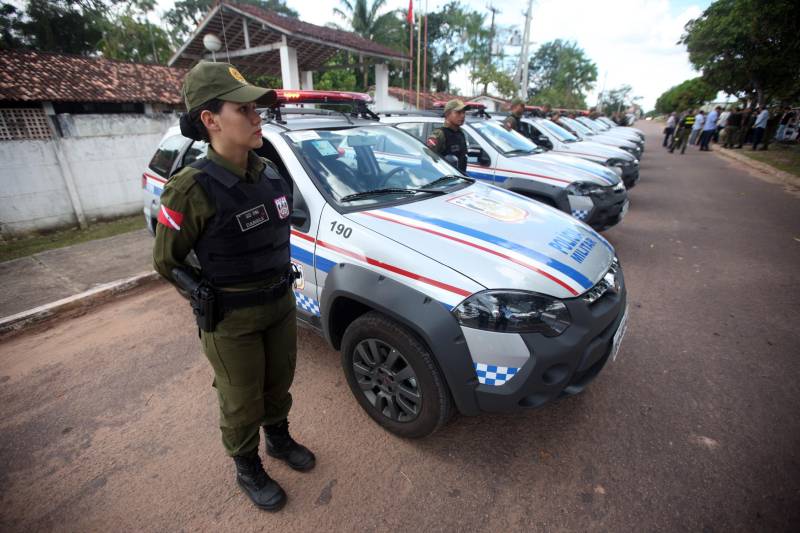 Os batalhões de Policiamento da PM de Barcarena (foto) e Abaetetuba, no Baixo Tocantins, receberam na tarde desta quinta-feira (21), 14 viaturas e 20 motocicletas para o reforço da segurança pública nas cidades. Os dois municípios pertencem ao Comando de Policiamento Regional IX, que realiza o policiamento em 10 municípios da região. O CPR IX também está formando 134 novos policias que deverão ser integrados ao policiamento no mês de julho. Participaram da entrega o comandante geral da PM, coronel Hilton Benigno, o presidente da Assembleia Legislativa do Pará (Alepa), deputado estadual Márcio Miranda e os deputados Ana Cunha e Celso Sabino. O coronel Hilton Benigno comentou que toda a frota de veículos da PM foi renovada. “A renovação traz melhores condições de trabalho ao policial”, afirmou.
FOTO: THIAGO GOMES / AG. PARÁ
DATA: 21.06.2018
BARCARENA - PARÁ <div class='credito_fotos'>Foto: Thiago Gomes /Ag. Pará | <a href='/midias/2018/originais/d3849726-6931-4fa4-9c25-4536535b5503.jpg' download><i class='fa-solid fa-download'></i> Download</a></div>