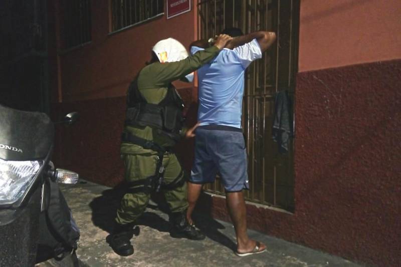 A Polícia Militar, por meio do 2º Batalhão, garantiu a segurança dos foliões durante os desfiles das escolas de samba de Belém, na noite desta sexta-feira, 9. Vinte e seis policiais militares atuaram na ação, que fez parte da Operação Carnaval Seguro 2018. Nenhuma ocorrência de grande relevância foi registrada. De acordo com o Major Luiz Octávio, Comandante do 2º Batalhão, a transferência dos desfiles das escolas de samba de Belém para a Av. Marechal Hermes este ano, foi um facilitador para os órgãos de segurança pública. “Foi extremamente tranquilo porque reuniu condições de posicionar melhor o nosso policiamento, em razão de ter apenas uma entrada e uma saída”, afirmou o oficial.

FOTO: ASCOM / PMPA
DATA: 09.02.2018
BELÉM - PARÁ <div class='credito_fotos'>Foto: ASCOM / PMPA   |   <a href='/midias/2018/originais/d3852f7e-0e63-4556-8f98-7a98de5f766a.jpg' download><i class='fa-solid fa-download'></i> Download</a></div>