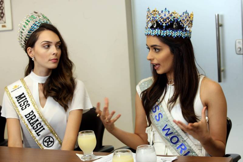 Há seis anos, o combate à hanseníase é a causa escolhida pela organização do Concurso Miss Mundo para ser trabalhada pelas eleitas no certame de beleza. A atual dona da coroa, a indiana Manushi Chhillar, e a atual Miss Brasil Mundo, Gabrielle Vilela, foram recebidas na manhã desta sexta-feira (20), em agenda institucional, pelo governador Simão Jatene e o secretário de Estado de Saúde Pública, Vitor Mateus. A comitiva está em Belém para a promoção de ações sociais de combate à doença. O encontro ocorreu no Palácio do Governo, na capital paraense. A programação do “Beleza com Propósito” no Brasil integra encontros com governantes e autoridades de outros Estados da Federação. Durante a semana, a comitiva foi recebida em São Paulo, no Palácio dos Bandeirantes, onde deu início à campanha do agasalho. Também foi a Brasília apoiar a Associação de Pais e Amigos dos Excepcionais do Distrito Federal (Apae-DF), sendo recebida pelo governador do Distrito Federal, Rodrigo Rollemberg.
FOTO: SIDNEY OLIVEIRA / AG. PARÁ
DATA: 20.04.2018
BELÉM - PARÁ <div class='credito_fotos'>Foto: Sidney Oliveira/Ag. Pará | <a href='/midias/2018/originais/d389c692-5bce-4ad8-9033-a62e6eac00d9.jpg' download><i class='fa-solid fa-download'></i> Download</a></div>
