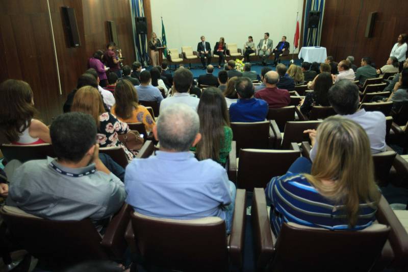 Foi realizada hoje (14/06) a cerimônia de posse (foto) da presidência do Tribunal Administrativo de Recursos Fazendários (TARF) para o biênio 2018/2020,  no auditório da Secretaria da Fazenda, Sefa, em Belém. O Tribunal é o órgão colegiado responsável pela solução de litígios entre a Fazenda Pública do Pará e os contribuintes de tributos estaduais, em segunda instância. Assumiu a presidência do TARF a auditora fiscal de receitas estaduais Roseli de Assunção Naves, que já atuou como conselheira no TARF e deixa a  Diretoria de Tributação da Sefa para assumir a nova função. Em seu discurso, ela agradeceu a indicação e pediu o apoio dos servidores para assumir o novo desafio,visando aprimorar as ações do contencioso fiscal. O secretário da Fazenda, Nilo Noronha, foi representado pela subsecretária de administração tributária, Rute Tostes, que presidiu a cerimônia. Ela destacou que a composição paritária do Tribunal, onde atuam servidores do Fisco e dos contribuintes, concorre para a justiça fiscal. “É inegável que na composição do TARF estão profissionais empenhados e capacitados”, disse ela.

FOTO: MÁCIO FERREIRA / AG. PARÁ
DATA: 14.06.2018
BELÉM - PARÁ <div class='credito_fotos'>Foto: MÁCIO FERREIRA/ AG. PARÁ   |   <a href='/midias/2018/originais/d38e6bd7-1b88-46b9-b94a-62dde5713bf8.jpg' download><i class='fa-solid fa-download'></i> Download</a></div>