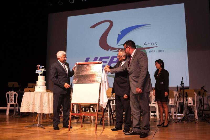 Cerimônia de comemoração dos 25 anos da Uepa (Jubilei de prata) e entrega de título de doutor Honoris Causa ao médico, folclorista e ambientalista Camillo Vianna. O evento foi realizado na noite desta terça-feira, 29, no auditório do Sesi, em Belém.
FOTO: NAILANA THIELY / ASCOM UEPA
DATA: 29.05.18
BELÉM - PARÁ <div class='credito_fotos'>Foto: Nailana Thiely / Ascom Uepa | <a href='/midias/2018/originais/d393fd5e-921d-435b-8f1f-1401c01b2854.jpg' download><i class='fa-solid fa-download'></i> Download</a></div>