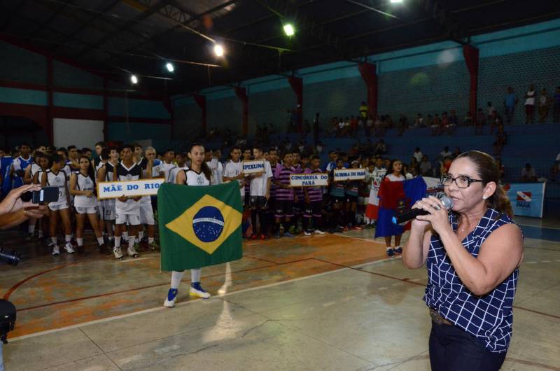 Uma intensa programação cultural, social e esportiva movimenta a cidade de Mãe do Rio, nesta sexta-feira (11), quando o município comemora 30 anos de fundação. Os competidores da etapa regional de Mãe do Rio dos Jogos Estudantis Paraenses (Jeps) terão um forte aliado durante os cinco dias da competição: a animação da torcida local. Ana Glória Guerreiro (foto), coordenadora do NEL, deixou uma mensagem de incentivo para todos os atletas na abertura do evento.
FOTO: ELISEU DIAS / ASCOM SEDUC
DATA: 09.05.2018
MÃE DO RIO - PARÁ <div class='credito_fotos'>Foto: Eliseu Dias / Ascom Seduc | <a href='/midias/2018/originais/d3964525-6b70-4032-a73d-79cd90a4d2ec.jpg' download><i class='fa-solid fa-download'></i> Download</a></div>