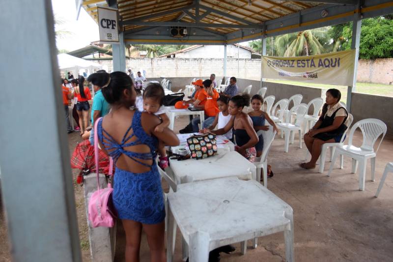 Aos 22 anos, Cláudio Cardoso está desempregado e procura um trabalho para sustentar o filho. Neste domingo (11) ele aproveitou a presença da Caravana Pro Paz no município de Barcarena, distante 15 quilômetros da capital, para retirar seus documentos e até aproveitou para cortar os cabelos. Na segunda-feira (12) pretende sair em busca de um emprego. Ele é um dos mil beneficiados pelos atendimentos feitos na cidade pela Caravana Pro Paz, uma ação do Governo do Pará, que busca garantir o acesso da população mais carente a serviços de atenção às necessidades básicas do cidadão, como atendimentos médicos, exames, vacinação, entre outros, com ações de mobilização em diversas regiões e municípios, a fim de fortalecer a cidadania paraense. “Os documentos e aparências são muito importantes para conseguir um trabalho, por isso estou aproveitando para fazer tudo para na segunda-feira continuar procurando emprego”, comentou Claudio. Ele está separado e quer encontrar um trabalho para sustentar o filho. A Caravana Pro Paz está iniciando os trabalhos em 2018 por Barcarena, nas comunidades de Vila Nova, Bom futuro e Burajuba afetadas pelo transbordamento de rejeitos da Hydro Alunorte, no início deste mês. Os serviços de retirada de documentos (Certidão de Nascimento, RG, Registro Social, ID Jovem), atendimento médico (pediatria, ginecologia e clínica geral), consulta jurídica, exames vacinas e cortes de cabelo foram ofertados em parceria com a Prefeitura do município.
FOTO: IGOR BRANDÃO / AG PARÁ
DATA: 11.03.2018
BARCARENA - PARÁ <div class='credito_fotos'>Foto: IGOR BRANDÃO / AG. PARÁ | <a href='/midias/2018/originais/d398942c-60e0-44ed-8c7f-817e0ef19776.jpg' download><i class='fa-solid fa-download'></i> Download</a></div>