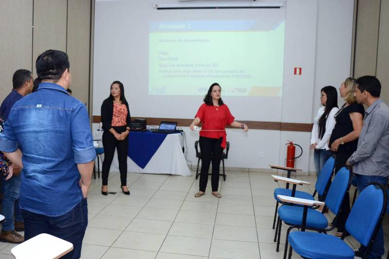 Coordenadores pedagógicos das Unidades Regionais de Educação (UREs) e da das escolas estaduais que servirão como polo para o Sistema Educacional Interativo (SEI) participam, até sexta-feira, 9, em Belém, de um encontro formativo sobre o sistema. Ao todo, 23 coordenadores, de 16 municípios onde o SEI está sendo implantado, estão reunidos na capital paraense para conhecer mais sobre o projeto. Eles serão os responsáveis por multiplicar essas informações junto aos demais atores envolvidos no processo, sobretudo os professores mediadores, que atuarão diretamente com os alunos em sala de aula.

FOTO: ELISEU DIAS
DATA: 06.02.2018
BELÉM - PARÁ <div class='credito_fotos'>Foto: Eliseu Dias / Ascom Seduc   |   <a href='/midias/2018/originais/d39aa246-8c5f-4ec8-b9ae-feed0da6ebe4.jpg' download><i class='fa-solid fa-download'></i> Download</a></div>