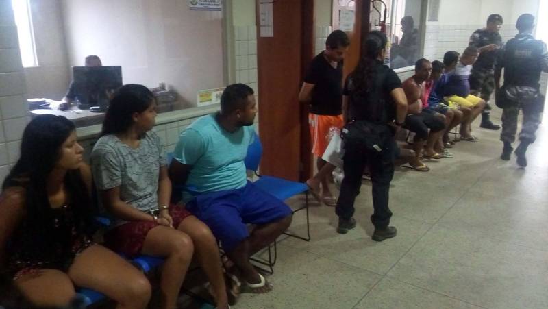 Um trabalho conjunto das Polícias Civil e Militar prendeu 31 pessoas, nesta quarta-feira, 28, durante a Operação Rio das Cobras, que cumpriu mandados judiciais nos municípios de Belém, Santa Izabel do Pará, Moju e Abaetetuba. Os envolvidos são acusados de crimes, como tráfico de drogas, roubos e homicídios. A operação contou com 200 policiais divididos em 45 equipes e com apoio de 50 viaturas. Sob coordenação do delegado-geral da Polícia Civil, Rilmar Firmino, a ação policial teve 35 alvos nos quatro municípios, a maior em Moju (base da operação), no nordeste paraense. O nome da operação é uma referência ao significado da palavra Moju na língua indígena Tupi.
FOTO: ASCOM / POLÍCIA CIVIL
DATA: 28.02.2018
MOJU - PARÁ <div class='credito_fotos'>Foto: Ascom / Polícia Civil | <a href='/midias/2018/originais/d39bbd92-67be-4c5f-a551-22f53e29df70.jpg' download><i class='fa-solid fa-download'></i> Download</a></div>