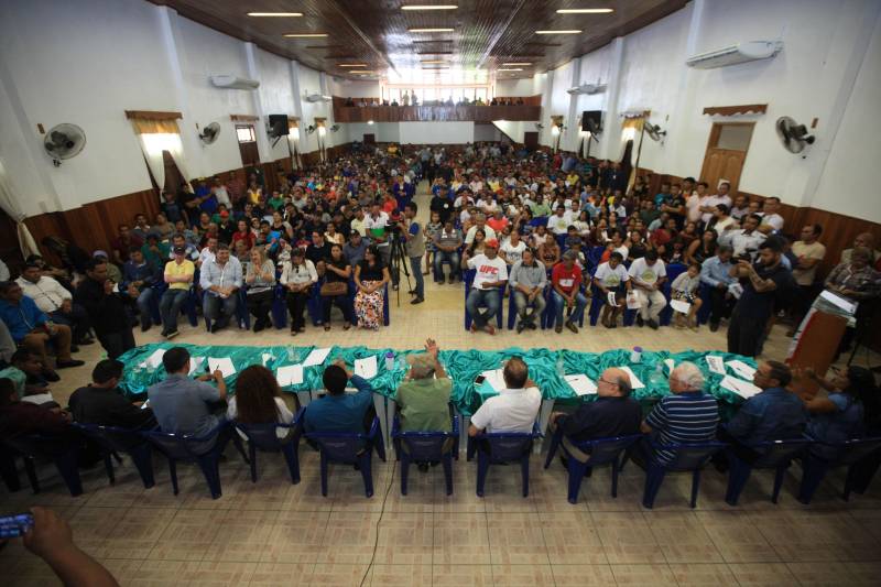 O produtor rural Nilson Corrêa da Silva, 23 anos, mora na comunidade Santo Ezequiel Moreno e produz alimentos em 700 hectares de terra na agrovila Acutipereira, no município de Portel, no arquipélago do Marajó. Mesmo morando e produzindo alimentos na comunidade, ele não possuía título de propriedade de terra. Para beneficiar produtores como Nilson, o governador Simão Jatene entregou, na manhã desta sexta-feira (23), títulos coletivos que beneficiaram mais de mil famílias. Os títulos também beneficiaram comunidades remanescentes de quilombos e povos tradicionais do município marajoara. O Pará foi o Estado que mais titulou áreas em prol dos remanescentes de quilombos no Brasil. Das 170 comunidades tituladas no país, 62 estão no Pará, sendo que destas 53 foram tituladas pelo Instituto de Terras do Pará (Iterpa).

FOTO: MÁCIO FERREIRA / AG. PARÁ
DATA: 23.03.2018
PORTEL - PARÁ <div class='credito_fotos'>Foto: MÁCIO FERREIRA/ AG. PARÁ   |   <a href='/midias/2018/originais/d39bdadf-5390-4d0e-a114-64c48dc5ebbc.jpg' download><i class='fa-solid fa-download'></i> Download</a></div>