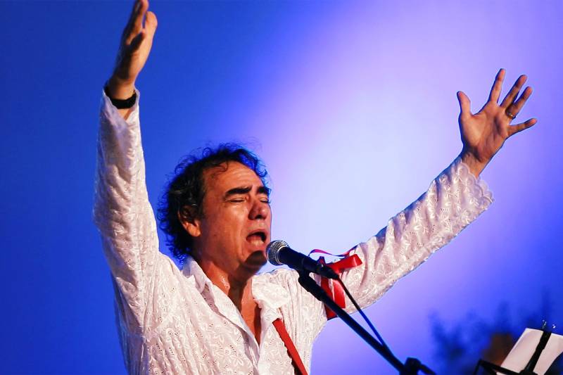 Nesta sexta-feira (21), às 17h30, a TV Cultura do Pará exibe o documentário "Caminhando com Toni Benedito Soares". A produção da Cultura Rede de Comunicação aborda a trajetória artística do cantor e compositor paraense sob o olhar do jornalista Felipe Cortez. O documentário foi lançado no último dia 14 de dezembro durante o 1º Festival Curta Bragança, realizado na cidade bragantina. 

FOTO: DIVULGAÇÃO
DATA: 16.12.2018
BRAGANÇA - PARÁ <div class='credito_fotos'>Foto: Divulgação   |   <a href='/midias/2018/originais/d39c437b-fa1c-4d06-9aff-4dffc917e3ac.jpg' download><i class='fa-solid fa-download'></i> Download</a></div>