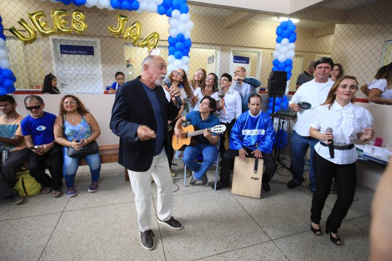 "Hoje vim para uma agenda de inauguração, mas vivi uma experiência de amor, que emana em cada ação dos alunos, professores, direção e de cada um que faz parte desta escola que se torna tão especial porque tem alma". A declaração foi feita pelo governador Simão Jatene (foto), nesta terça, 27, durante a inauguração da obra de reforma e ampliação da Escola Álvares de Azevedo, localizada no Bairro de Batista Campos, em Belém. O governador transformou a inauguração em uma grande confraternização. Passou a tarde na Escola e fez questão de cantar e dançar com os alunos, que expressaram muita gratidão pela obra. Atendendo atualmente 436 alunos, a “Álvares de Azevedo” é uma Unidade Especializada dedicada à educação de estudantes com deficiência visual, e que trabalha nos eixos da educação e da habilitação.
FOTO: MÁCIO FERREIRA / AG. PARÁ
DATA: 27.03.2018
BELÉM - PARÁ <div class='credito_fotos'>Foto: MÁCIO FERREIRA/ AG. PARÁ | <a href='/midias/2018/originais/d3a21fdb-123c-442e-abdc-bb620993d3bd.jpg' download><i class='fa-solid fa-download'></i> Download</a></div>