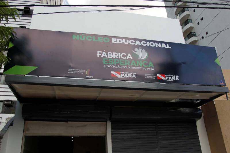 O Núcleo de Desenvolvimento Educacional da Fábrica Esperança foi inaugurado em Belém nesta segunda (21), em parceria com a Superintendência do Sistema Penitenciário do Estado (Susipe) e Secretaria de Estado de Educação (Seduc). O espaço será destinado exclusivamente a educação formal e a profissionalização de egressos do sistema penal. "Temos um convênio com a Superintendência do Sistema Penal desde 2009 e ele foi ampliado em 2016, quando foi incluída a Fabrica Esperança. Iniciamos aqui com um ensino personalizado, e agora com a criação do Núcleo vamos atender essas pessoas, tanto na educação formal, quanto na educação profissionalizante, de forma diferenciada aplicando uma metodologia específica para atender os egressos. Sabemos da importância do papel da educação na ressocialização dessas pessoas", explicou a coordenadora Estadual de Educação de Jovens e Adultos, Nuncia Azevedo. O Núcleo Educacional irá oferecer aos egressos educação regular conforme determina o Programa Nacional de Integração da Educação Profissional com a Educação Básica na Modalidade da Educação de Jovens e Adultos (PROEJA), além dos cursos de capacitação voltados para as área de: costura Industrial, panificação, serigrafia e auxiliar de serviços gerais, entre outros.
FOTO: AKIRA ONUMA / ASCOM SUSIPE
DATA: 21.05.2018
BELÉM - PARÁ <div class='credito_fotos'>Foto: Akira Onuma / Ascom Susipe | <a href='/midias/2018/originais/d3b0fb38-6cbe-4a06-a58b-e7ebc67ddf6b.jpg' download><i class='fa-solid fa-download'></i> Download</a></div>