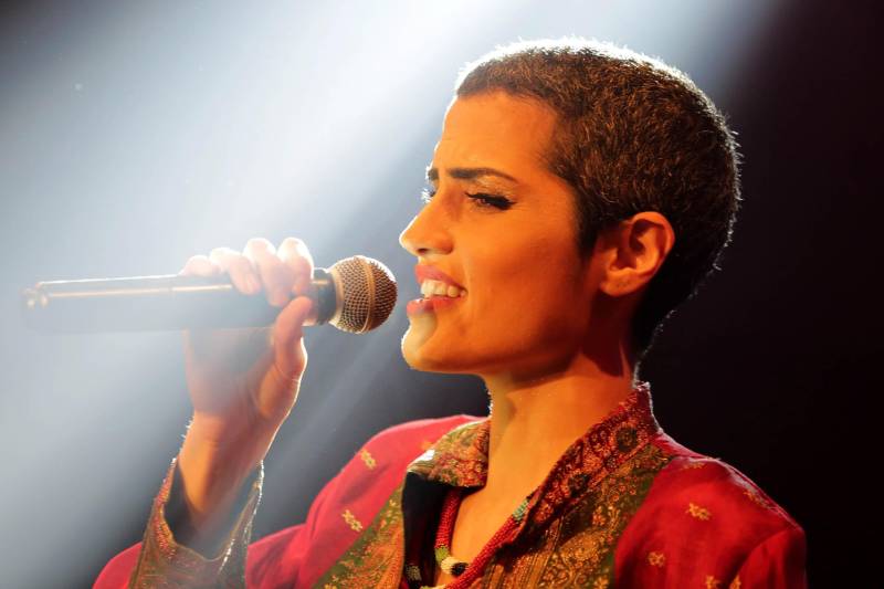 Uma noite de sons, ritmos e emoções. Assim pode ser definido o show da Mostra Protótipo, realizado na noite desta quinta-feira (21) no Teatro Universitário Cláudio Barradas, em Belém. Os artistas da Orquestra Pau e Cordista, Azul Dossel, A Troca, DK, Inesita, Tula Tânia (foto), Caruana, Gael Conhece o Mar, Pelé do Manifesto e Everton MC, e Toni Link levantaram o público do teatro com as 10 músicas selecionadas pela Cultura Rede de Comunicação no projeto.
FOTO: CAMILA LIMA / PORTAL CULTURA
DATA: 21.06.2018
BELÉM - PARÁ <div class='credito_fotos'>Foto: CAMILA LIMA / PORTAL CULTURA | <a href='/midias/2018/originais/d3b6242b-4607-4ed4-896f-f91fdba617be.jpg' download><i class='fa-solid fa-download'></i> Download</a></div>