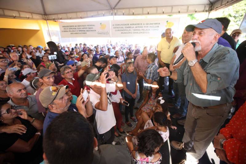 Também foram entregues nesta segunda (25) obras no distrito de Serra Pelada, em Curionópolis, sudeste do Estado. Uma das inaugurações foi a da Escola Estadual de Ensino Médio Joaquina Diamantina. A unidade de ensino teve investimento de R$ 220 mil em serviços nas redes elétrica e hidráulica, além de pintura, melhoria do forro e cobertura, assim como parte do piso, muro e calçada. Fundada em 1989, a escola foi praticamente reconstruída para atender com qualidade os 232 estudantes, nos turnos da tarde e à noite. São três salas de aula; bloco administrativo (sala da direção, sala dos professores e secretaria); uma copa cozinha, uma dispensa para armazenamento de alimentos da merenda escolar e banheiros masculino, feminino e de pessoa com deficiência (PCD). Em Curionópolis, o governador também entregou a pavimentação asfáltica de quatro quilômetros de vias urbanas, uma parceria com a Prefeitura de Curionópolis, dentro do Programa Asfalto na Cidade. Para esta obra, foram destinados R$ 1,7 milhão, que incluem serviços em terra, sub-base e base, pavimentação em CBUQ (Concreto Betuminoso Usinado a Quente) de três centímetros de espessura, meio-fio de concreto com lâmina d’água e sinalização horizontal. Curionópolis é um dos 99 municípios paraenses que assinaram com o governo o Termo de Asfalto, sendo que 33 já iniciaram as obras. Somados, os termos garantirão 529,6 km de pavimentação de vias urbanas – um investimento total de quase R$ 255 milhões do Tesouro Estadual.
FOTO: THIAGO GOMES / AG. PARÁ
DATA: 25.06.2018
CURIONÓPOLIS - PARÁ <div class='credito_fotos'>Foto: Thiago Gomes /Ag. Pará | <a href='/midias/2018/originais/d3b74968-e265-4eb2-8bf7-4bb81c95fd78.jpg' download><i class='fa-solid fa-download'></i> Download</a></div>