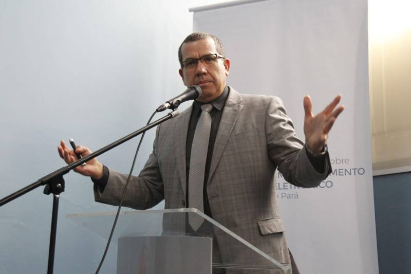 A Superintendência do Sistema Penitenciário do Estado (Susipe), por meio da Escola de Administração Penitenciária (EAP), promoveu, nesta quinta-feira (1), um workshop para discutir as diretrizes do monitoramento eletrônico no Pará. Atualmente, o Estado tem um total de 1.558 presos monitorados com uso da tornozeleira eletrônica, sendo 205 do sexo feminino e 1.353 do sexo masculino. O evento aconteceu no auditório da Ordem dos Advogados (OAB) seção Pará, em Belém, e contou com a presença de membros do Tribunal de Justiça, Ministério Público, Defensoria Pública, Polícias Militar e Civil, OAB, servidores do Núcleo Gestor de Monitoramento Eletrônico (NGME), da Diretoria de Execução Criminal (DEC) e Diretoria de Administração Penitenciária (DAP) da Susipe, além de estudantes e demais profissionais. O objetivo do workshop foi promover o debate sobre os serviços de monitoração eletrônica, assegurando o acompanhamento adequado na garantia do cumprimento da pena, além de promover a trocas de saberes e parcerias. Na foto, o secretário-adjunto de Gestão Operacional da Secretaria de Segurança Pública e Defesa Social (Segup), coronel André Cunha.
FOTO: AKIRA ONUMA / ASCOM SUSIPE
DATA: 01.03.2018
BELÉM - PARÁ <div class='credito_fotos'>Foto: Akira Onuma / Ascom Susipe | <a href='/midias/2018/originais/d3c597cc-5c79-451e-a21c-90b073429486.jpg' download><i class='fa-solid fa-download'></i> Download</a></div>