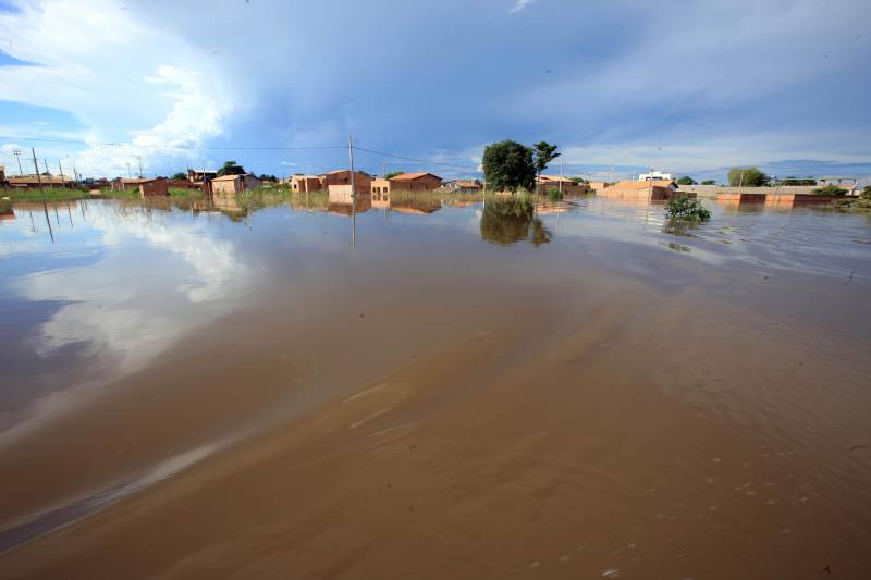 Em Marabá (foto) já são 198 famílias desabrigadas, 58 desalojadas e 194 afetadas. O município conta com cinco abrigos oficiais e dois não oficiais - estruturados pela própria comunidade. As famílias já começaram a receber o benefício eventual por meio das Secretarias Estadual e Municipal de Assistência Social.
FOTO: MÁCIO FERREIRA / AG. PARÁ
DATA: 16.02.2018
MARABÁ - PARÁ <div class='credito_fotos'>Foto: MÁCIO FERREIRA/ AG. PARÁ | <a href='/midias/2018/originais/d3c7a6cf-f336-4eb4-8d75-1fdbb745588f.jpg' download><i class='fa-solid fa-download'></i> Download</a></div>