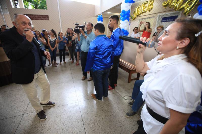 "Hoje vim para uma agenda de inauguração, mas vivi uma experiência de amor, que emana em cada ação dos alunos, professores, direção e de cada um que faz parte desta escola que se torna tão especial porque tem alma". A declaração foi feita pelo governador Simão Jatene (foto), nesta terça, 27, durante a inauguração da obra de reforma e ampliação da Escola Álvares de Azevedo, localizada no Bairro de Batista Campos, em Belém. O governador transformou a inauguração em uma grande confraternização. Passou a tarde na Escola e fez questão de cantar e dançar com os alunos, que expressaram muita gratidão pela obra. Atendendo atualmente 436 alunos, a “Álvares de Azevedo” é uma Unidade Especializada dedicada à educação de estudantes com deficiência visual, e que trabalha nos eixos da educação e da habilitação.
FOTO: MÁCIO FERREIRA / AG. PARÁ
DATA: 27.03.2018
BELÉM - PARÁ <div class='credito_fotos'>Foto: MÁCIO FERREIRA/ AG. PARÁ | <a href='/midias/2018/originais/d3c96896-5fa2-46fc-b022-61d94ec2b8f0.jpg' download><i class='fa-solid fa-download'></i> Download</a></div>