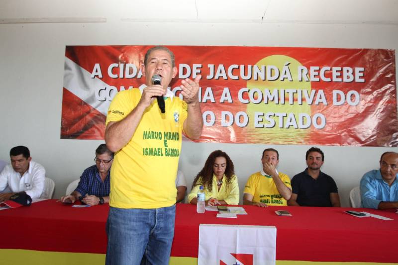 O município de Jacundá, no sudeste paraense, recebeu nesta sexta-feira (6) importantes investimentos em segurança e infraestrutura. O Governo do Estado repassou para o policiamento do município 5 viaturas e 2 veículos para o reforço das ações Departamento de Trânsito do Estado (Detran). Foi entregue ainda a ordem de serviço para a pavimentação asfáltica de cinco quilômetros de vias, na ordem de R$ 3 milhões. A cerimônia foi no salão paroquial da Igreja de Nossa Senhora do Perpetuo Socorro, conduzida pela secretária de Municípios Sustentáveis, Izabela Jatene, que representou o governador Simão Jatene, e contou com a participação de representantes de parlamentares, lideranças comunitárias, entre outras autoridades municipais. Na foto, o prefeito de Jacundá, Ismael Barbosa.
FOTO: CRISTINO MARTINS / AG. PARÁ
DATA: 06.07.2018
JACUNDÁ - PARÁ <div class='credito_fotos'>Foto: Cristino Martins/Ag. Pará | <a href='/midias/2018/originais/d3ccb536-6808-4e99-807d-7740a9a4dc59.jpg' download><i class='fa-solid fa-download'></i> Download</a></div>