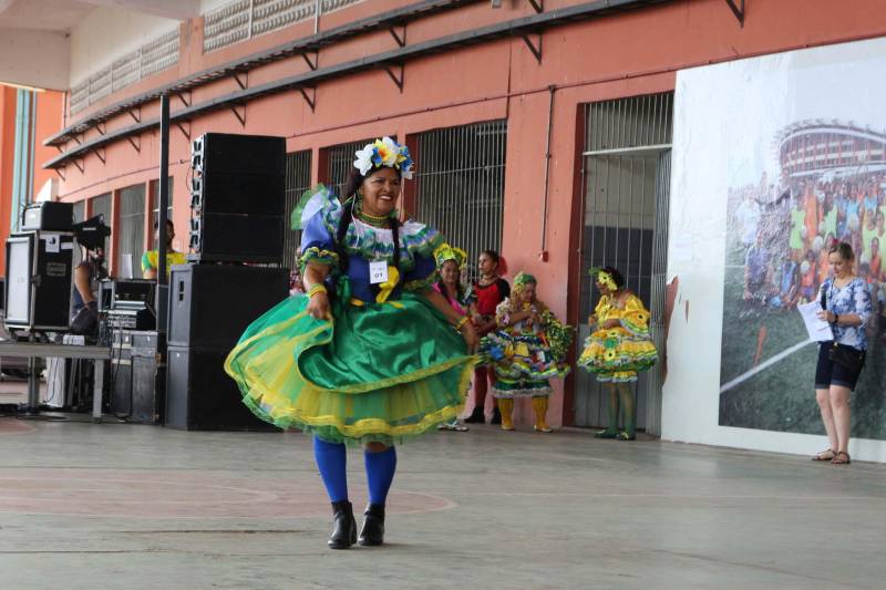 Cerca de 400 idosos, trajando as vestes típicas da época junina, participaram do 19º “Arraiá” (foto), que integra o Projeto Vida Ativa na Terceira Idade, nesta terça-feira (26), no Estádio Olímpico do Pará, o Mangueirão, em Belém. O momento mais esperado da festa foi o concurso de Miss Caipira 2018. Conceição Albuquerque, com o traje “Miss Copa do Mundo”, foi a vencedora desta edição. A festa junina contou com apresentação de quadrilhas de entidades de assistência à pessoa idosa e muitas brincadeiras da quadra junina, além da cantora Suanny Batidão. Com a roupa nas cores verde e amarela, Conceição Albuquerque, candidata do núcleo do projeto que funciona na Tuna Luso Brasileira, apostou na junção do tema junino com a mais importante competição de futebol – a Copa do Mundo, na Rússia. A ganhadora participou ao lado de cinco candidatas e conquistou os jurados, que avaliaram coreografia, simpatia e traje. Emocionada, a vencedora recebeu a faixa das mãos de Marlene da Silva, a miss de 2017.
FOTO: ADRIANA PINTO / ASCOM SEEL
DATA: 26.06.2018
BELÉM - PARÁ <div class='credito_fotos'>Foto: ADRIANA PINTO / ASCOM SEEL | <a href='/midias/2018/originais/d3d080ca-3b0f-45d9-a10b-2f6cd951e1d9.jpg' download><i class='fa-solid fa-download'></i> Download</a></div>