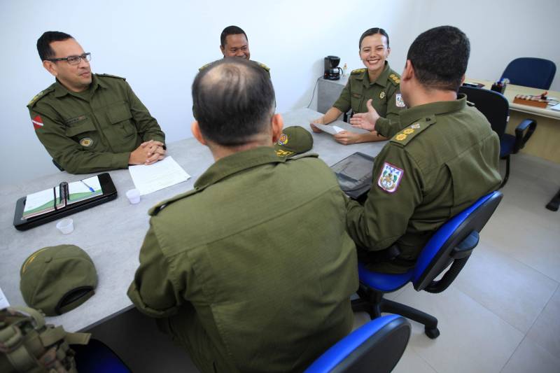 “Ser mulher é o primeiro desafio”. É assim que Erika Pereira (foto), a primeira mulher à frente do Comando de Policiamento da Capital II, descreve a sensação de fazer parte de uma corporação predominantemente formada por homens. A coronel é uma das cerca de 1.600 mulheres que atuam hoje na Polícia Militar (PM). Aos 41 anos, depois de 24 deles na PM, ela não se sente sozinha nessa missão e na ambição de ocupar cargos de liderança. 

FOTO: MÁCIO FERREIRA / AG. PARÁ
DATA: 27.05.2018
BELÉM - PARÁ <div class='credito_fotos'>Foto: MÁCIO FERREIRA/ AG. PARÁ   |   <a href='/midias/2018/originais/d3dac854-7941-47c0-8d7d-5e5b7d0969bf.jpg' download><i class='fa-solid fa-download'></i> Download</a></div>