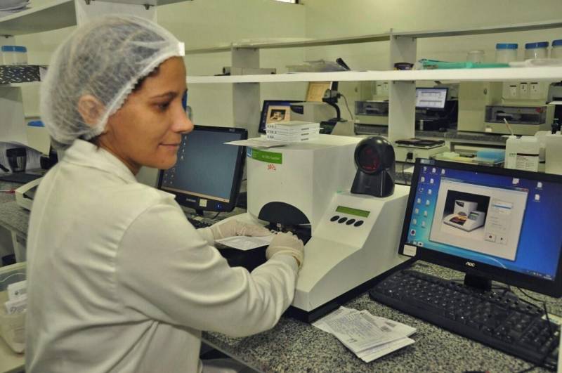 Desde novembro de 2017, o Laboratório Central do Estado (Lacen-PA) é responsável no Pará pelo Programa de Triagem Neonatal (PTN), conhecido como teste do pezinho, que antes era feito pelo Laboratório de Pesquisa e Apoio Diagnóstico (Lapad), da Universidade do Estado do Pará (Uepa). Atualmente, o Pará está habilitado na Fase III do PTN, que abrange análises para diagnóstico de quatro doenças - hipotireoidismo congênito, fenilcetonúria, doença falciforme e fibrose cística. O período ideal para realização do exame é entre o terceiro e o quinto dia após o nascimento da criança. O procedimento é fundamental para o diagnóstico precoce dessas doenças congênitas e metabólicas, que podem ter consequências graves para o desenvolvimento da criança. Na foto, a biomédica e coordenadora do Serviço, Rosilena Costa Mesquita.
FOTO: JOSÉ PANTOJA / ASCOM SESPA
DATA: 11.04.2018
BELÉM - PARÁ <div class='credito_fotos'>Foto: José Pantoja / Ascom Sespa | <a href='/midias/2018/originais/d3e6fec6-05e3-4762-82ce-b3de0bc9fa0b.jpg' download><i class='fa-solid fa-download'></i> Download</a></div>
