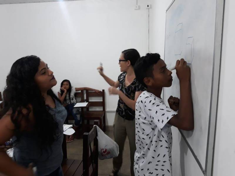 Vinte alunos do Polo Pro Paz nos Bairros, que funciona na Universidade Federal do Pará (UFPA), participaram de uma oficina sobre Poesia Visual, na Casa da Linguagem, vinculada à Fundação Cultural do Pará (FCP). A oficina, encerrada nesta terça-feira (26), foi ministrada durante uma semana pela professora e artista visual Danielle Fonseca. "Estou muito feliz em oferecer esta oficina para as crianças. Eles se mostraram interessados e dispostos a mergulhar no universo da poesia visual, que é excelente, principalmente para os adolescentes e jovens, pois está ligada à leitura, à música, ao ritmo, e por ser uma das poesias mais dinâmicas, que ajuda a desenvolver várias percepções", disse a professora.
FOTO: EMANUELE CORRÊA / ASCOM PRO PAZ
DATA: 26.06.2018
BELÉM - PARÁ <div class='credito_fotos'>Foto: EMANUELE CORRÊA / ASCOM PRO PAZ | <a href='/midias/2018/originais/d3ec3e03-3e97-4cd4-a579-b3b1a0f9b062.jpg' download><i class='fa-solid fa-download'></i> Download</a></div>