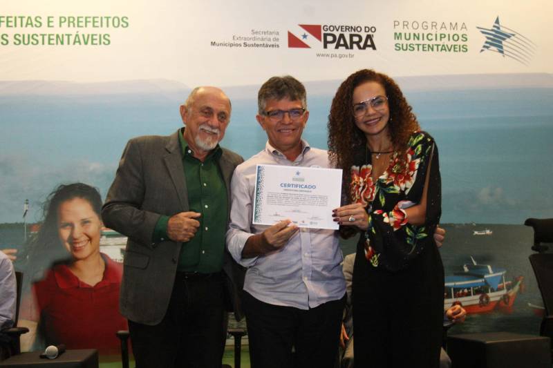 Cento e quarenta e um gestores municipais que aderiram ao Programa Municípios Sustentáveis participam da terceira reunião do Fórum Permanente de Prefeitas e Prefeitos dos Municípios Sustentáveis. O evento começou na manhã desta quarta-feira (7), no auditório do Hangar Convenções e Feiras da Amazônia. A programação segue até esta quinta-feira (8). Com o tema “Gestão Compartilhada”, o evento traz as experiências e os desdobramentos das agendas governamentais que foram planejadas em parceria com as gestões municipais. Durante o encontro também está sendo apresentado o balanço das ações e resultados do Programa Municípios Sustentáveis (PMS), da Secretaria Extraordinária de Municípios Sustentáveis (Semsu), que propõe a sustentabilidade dos municípios em âmbito global, a gestão e ajuste fiscal, até as grandes obras de infraestrutura. Os projetos respeitam a realidade e peculiaridades de cada território, com ações ancoradas nos planos governamentais Pará 2030, Pará Ambiental e Pará Social.

FOTO: SIDNEY OLIVEIRA / AG PARÁ
DATA: 07.02.2018
BELÉM - PARÁ <div class='credito_fotos'>Foto: Sidney Oliveira/Ag. Pará   |   <a href='/midias/2018/originais/d3f04a31-ddda-4761-b9e7-17f8006a534f.jpg' download><i class='fa-solid fa-download'></i> Download</a></div>