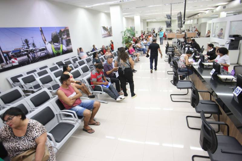 “A minha prioridade é quitar a faculdade da minha filha, é o último ano dela”, disse a operadora de caixa Mônica Vieira, que ganhou R$ 100 mil na 25ª edição do prêmio do Programa Nota Fiscal Cidadã. A entrega simbólica para ela e outros cinco ganhadores dos maiores prêmios foi realizada na manhã desta terça-feira, 11, na Estação Cidadania do shopping Pátio Belém (foto). Mônica trabalha há cinco anos em um supermercado no bairro de Fátima, em Belém. Ela conta que entrou no programa logo que foi criado, em 2012, mas que a princípio ficou com receio de incluir sua conta bancária nos dados do cadastro. “Depois que alguns clientes meus falaram que já tinham ganhado 100, 200 reais, decidi voltar e incluir minha conta. A maioria das pessoas pensa que é controle de gastos, que não é bom. Mas não é isso”, disse.

FOTO: MARCELO LELIS / AG. PARÁ
DATA: 11.12.2018
BELÉM - PARÁ <div class='credito_fotos'>Foto: Marcelo Lelis / Ag. Pará   |   <a href='/midias/2018/originais/d3f316cb-4fc7-4e89-9a7a-b7bcef19b047.jpg' download><i class='fa-solid fa-download'></i> Download</a></div>