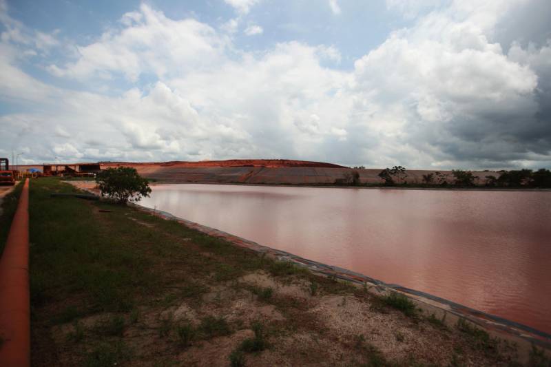Por conta do não cumprimento do prazo de 48 horas dado pelo Governo do Estado para que a Hydro (foto) reduzisse os níveis das bacias de resíduos ao nível de pelo menos um metro, a Secretaria de Meio Ambiente e Sustentabilidade (Semas) notifica a empresa, na manhã desta terça-feira (27), com a determinação de que reduza a produção da refinaria em 50%. A Semas também triplicará a multa definida anteriormente, cumprindo a legislação ambiental em vigor, chegando a cerca de R$ 1 milhão por dia de descumprimento (300 mil Unidades de Padrão Fiscal). A empresa informou formalmente que reduziu os índices, mas não integralmente no total determinado de um metro. A determinação de redução emitida pela Semas reforça ainda que devem ser mantidos e ampliados os esforços para tratamento dos efluentes e de redução dos níveis das bacias. As equipes da Semas permanecem em campo 24 horas, trabalhando em conjunto com a Defesa Civil e outros órgãos, monitorando a situação.
FOTO: IGOR BRANDÃO / AG. PARÁ
DATA: 24.02.2018
BARCARENA - PARÁ <div class='credito_fotos'>Foto: IGOR BRANDÃO / AG. PARÁ | <a href='/midias/2018/originais/d3f711e4-13b5-4ec9-9caa-9f308b1c340b.jpg' download><i class='fa-solid fa-download'></i> Download</a></div>