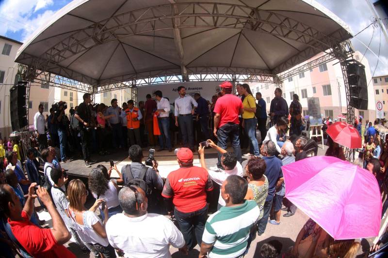 O governo do Pará, por meio da Companhia de Habitação do Pará (Cohab) entregou, neste sábado (24), as chaves dos 4 mil apartamentos do Residencial Viver Melhor Marituba. O local passa a ser, agora, a moradia de mais de 15 mil pessoas que aguardavam pelo empreendimento. Desde o início da manhã, servidores da Cohab estavam a postos, na quadra de esportes do Residencial, organizando a entrega das chaves dos apartamentos. A Companhia de Saneamento do Pará (Cosanpa) também atendia os novos moradores, que já podiam realizar o cadastro de suas unidades de consumo para ligação do fornecimento de água.
FOTO: THIAGO GOMES / AG PARÁ
DATA: 24.02.2018
MARITUBA - PARÁ <div class='credito_fotos'>Foto: Thiago Gomes /Ag. Pará | <a href='/midias/2018/originais/d3f9f263-6a44-41a7-b2e1-059b59619edd.jpg' download><i class='fa-solid fa-download'></i> Download</a></div>