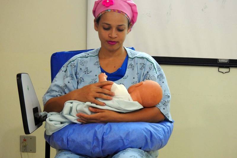 As ações de sustentabilidade desenvolvidas pelo Hospital Regional Público da Transamazônica (HRPT), em Altamira (PA), foram reconhecidas durante o 10º Seminário Hospitais Saudáveis, realizado em São Paulo (SP), neste mês de dezembro. A Unidade recebeu a certificação de Menção Honrosa por três projetos desenvolvidos com foco no reaproveitamento de resíduos sólidos e, consequentemente, preservação do meio ambiente. A outra proposta sustentável do HRPT é a almofada de apoio à amamentação (foto), sendo produzida no próprio Hospital, a partir do reaproveitamento das mantas de SMS - de uso pessoal, ou seja, cada mãe e bebê têm a própria.

FOTO: ASCOM HRPT
DATA: 19.12.18
ALTAMIRA - PARÁ <div class='credito_fotos'>Foto: ASCOM HRPT   |   <a href='/midias/2018/originais/d4016c10-dff0-466f-aee5-3821fe1e8ce8.jpg' download><i class='fa-solid fa-download'></i> Download</a></div>