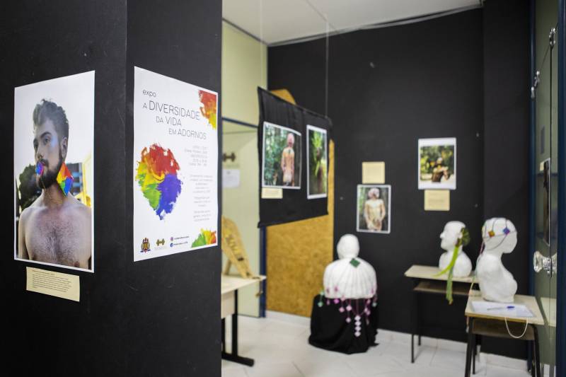 Trabalhos de alunos de graduação do curso de Bacharelado em Design da Universidade do Estado do Pará (Uepa) estão reunidos na exposição A Diversidade da vida em adornos, que fica aberta à visitação até o próximo dia 22 de junho, no Centro de Ciências Naturais e Tecnologia (CCNT).
FOTO: NAILANA THIELY / ASCOM UEPA
DATA: 12.06.2018
BELÉM - PARÁ <div class='credito_fotos'>Foto: Nailana Thiely / Ascom Uepa | <a href='/midias/2018/originais/d404978e-c92e-4b60-b454-21fb353a54c9.jpg' download><i class='fa-solid fa-download'></i> Download</a></div>