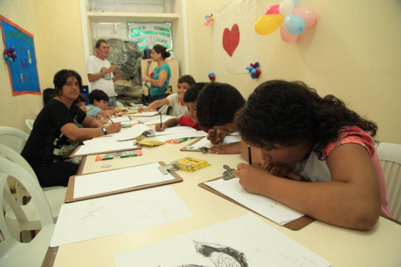 Com palestras, emissão de documentos, apresentações culturais, oficinas e exposições, o Dia D da Cidadania com Síndrome de Down trouxe uma programação diversificada e educativa sobre a questão das pessoas com deficiência intelectual, na manhã desta quinta-feira, 22, na Secretaria de Estado de Justiça e Direitos Humanos (Sejudh).
FOTO: WAGNER ALMEIDA / ASCOM SEJUDH
DATA: 22.03.2018
BELÉM - PARÁ <div class='credito_fotos'>Foto: Wagner Almeida/ Ascom Sejudh | <a href='/midias/2018/originais/d409b27e-3681-4936-808b-43e47c5967a8.jpg' download><i class='fa-solid fa-download'></i> Download</a></div>