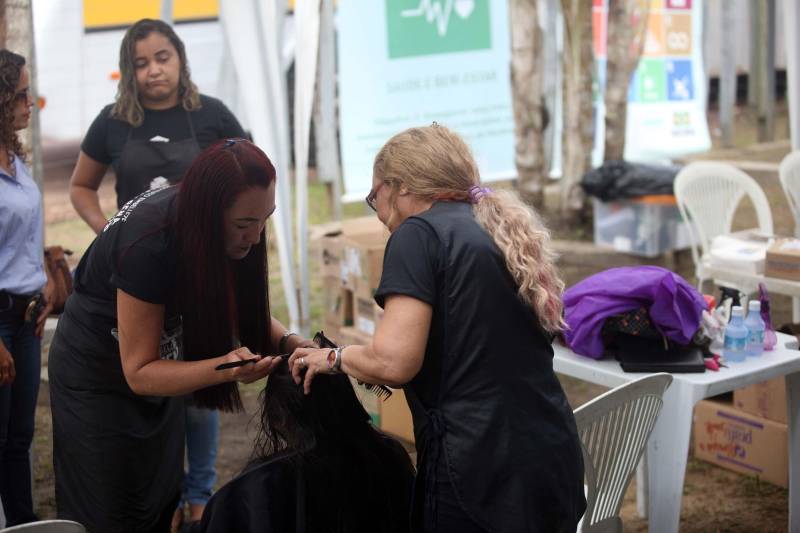 Aos 22 anos, Cláudio Cardoso está desempregado e procura um trabalho para sustentar o filho. Neste domingo (11) ele aproveitou a presença da Caravana Pro Paz no município de Barcarena, distante 15 quilômetros da capital, para retirar seus documentos e até aproveitou para cortar os cabelos. Na segunda-feira (12) pretende sair em busca de um emprego. Ele é um dos mil beneficiados pelos atendimentos feitos na cidade pela Caravana Pro Paz, uma ação do Governo do Pará, que busca garantir o acesso da população mais carente a serviços de atenção às necessidades básicas do cidadão, como atendimentos médicos, exames, vacinação, entre outros, com ações de mobilização em diversas regiões e municípios, a fim de fortalecer a cidadania paraense. “Os documentos e aparências são muito importantes para conseguir um trabalho, por isso estou aproveitando para fazer tudo para na segunda-feira continuar procurando emprego”, comentou Claudio. Ele está separado e quer encontrar um trabalho para sustentar o filho. A Caravana Pro Paz está iniciando os trabalhos em 2018 por Barcarena, nas comunidades de Vila Nova, Bom futuro e Burajuba afetadas pelo transbordamento de rejeitos da Hydro Alunorte, no início deste mês. Os serviços de retirada de documentos (Certidão de Nascimento, RG, Registro Social, ID Jovem), atendimento médico (pediatria, ginecologia e clínica geral), consulta jurídica, exames vacinas e cortes de cabelo foram ofertados em parceria com a Prefeitura do município.
FOTO: IGOR BRANDÃO / AG PARÁ
DATA: 11.03.2018
BARCARENA - PARÁ <div class='credito_fotos'>Foto: IGOR BRANDÃO / AG. PARÁ | <a href='/midias/2018/originais/d40d9968-a4c3-4ff6-98f8-717b8be9b160.jpg' download><i class='fa-solid fa-download'></i> Download</a></div>