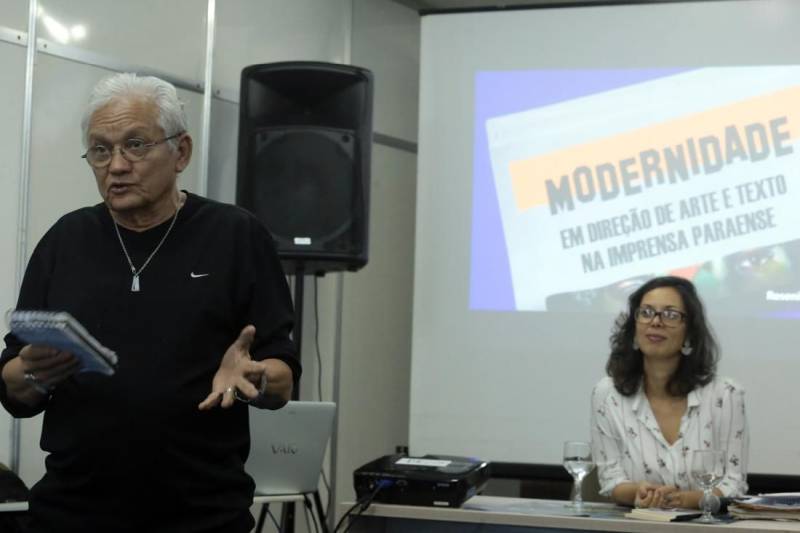 O público do I Salão do Livro do Sul e Sudeste do Pará (foto), que segue até o próximo dia 6, no Carajás Centro de Convenções, tem superado as expectativas, segundo a Associação Nacional de Livrarias. O número de visitantes vem crescendo, especialmente pela presença constante de estudantes. No quarto dia, alunos das redes municipal e estadual de ensino deram início à programação na Arena das Artes com apresentações culturais. A Escola Estadual Heloisa de Castro, localizada no núcleo Cidade Nova, em Marabá, mostrou um espetáculo sobre as Danças Circulares, projeto desenvolvido pela professora Rosilene Barros. “Eu conheci e me apaixonei pela dança circular porque as pessoas se seguram umas nas outras. Na dança não existem diferenças sociais: não existe preto, branco, lavrador, índio, pobre, negro, sexualidade, isso me chamou muita atenção. Então, fiz uma mistura, a apresentação é uma aula de valores, trago isso para os alunos, instigo eles a serem críticos”, disse.
FOTO: ELZA LIMA
DATA: 30.04.2018
MARABÁ - PARÁ <div class='credito_fotos'>Foto: ELZA LIMA | <a href='/midias/2018/originais/d41450b1-4624-48a2-a2bc-caa507453127.jpg' download><i class='fa-solid fa-download'></i> Download</a></div>
