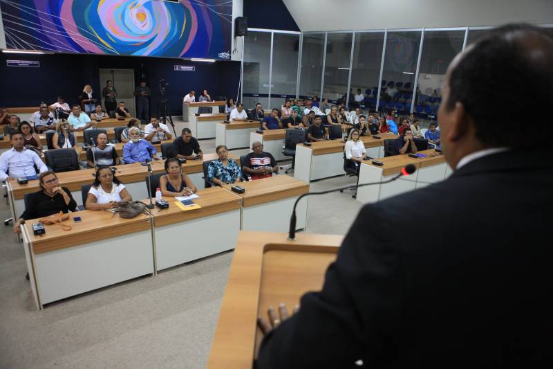 A obra de saneamento integrado que está sendo executada pelo Governo do Estado na Bacia do Tucunduba, em Belém, foi o tema de Audiência Pública realizada na manhã desta sexta-feira (15), na Câmara Municipal de Belém. Considerada a segunda maior bacia hidrográfica da capital, o Tucunduba atravessa quatro bairros: Guamá, Terra Firme, Canudos e Marco. Quando for concluído, o projeto vai beneficiar diretamente cerca de 250 mil moradores da área. Participaram diretores da área social e técnica da Secretaria de Estado de Desenvolvimento Urbano e Obras Públicas (Sedop), da Secretaria Municipal de Saneamento e representantes de Associações Comunitárias do Tucunduba. Na foto, o vereador Toré Lima (PRB).
FOTO: RODOLFO OLIVEIRA / AG. PARÁ
DATA: 15.06.2018
BELÉM - PARÁ <div class='credito_fotos'>Foto: Rodolfo Oliveira/Ag. Pará | <a href='/midias/2018/originais/d4181cb4-aeae-4971-8581-40e3705eef33.jpg' download><i class='fa-solid fa-download'></i> Download</a></div>