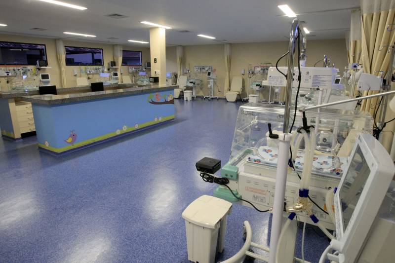 Em apenas um mês de funcionamento, o Hospital Materno-Infantil de Barcarena Dra. Anna Turan (HMIB) alcançou 97% em satisfação dos usuários, de acordo com o Serviço de Atendimento ao Usuário (SAU). Nesse período, o hospital teve grande atuação na região em atendimento humanizado, serviços e equipamentos.
FOTO: SIDNEY OLIVEIRA / ARQUIVO AG. PARÁ
DATA: 20.09.2018
BARCARENA - PARÁ <div class='credito_fotos'>Foto: Sidney Oliveira/Ag. Pará | <a href='/midias/2018/originais/d4229f22-c6e1-4eed-9016-054b8bf85c8b.jpg' download><i class='fa-solid fa-download'></i> Download</a></div>
