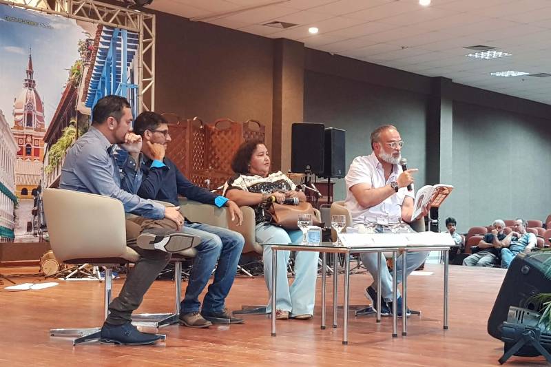 Uma das comitivas que visitaram o I Salão de Livro do Sul e Sudeste do Pará, no Centro de Convenções de Marabá, foi a de professores de Conceição de Araguaia, sul do Pará. O evento prossegue até o dia 6 de maio com programação diariamente. Os educadores da rede municipal de ensino do município conseguiram, por meio da prefeitura, transporte, hotel e R$ 160 para a aquisição de livros. Com eles vieram também professores da rede estadual para adquirir títulos com o CredLivro disponibilizado pelo Governo do Estado. Entre os presentes da comitiva de Conceição do Araguaia estava a pedagoga da zona rural, Salma Regina Santos. “O professor precisa buscar novas fontes de conhecimento, e o Salão do Livro é uma grande oportunidade”, destacou.
FOTO: KÉLIA SANTOS / ASCOM CRGSP
DATA: 04.05.2018
MARABÁ - PARÁ <div class='credito_fotos'>Foto: KÉLIA SANTOS / ASCOM CRGSP | <a href='/midias/2018/originais/d424b40f-9d2a-45e3-bba1-f7a01c8f2cc9.jpg' download><i class='fa-solid fa-download'></i> Download</a></div>