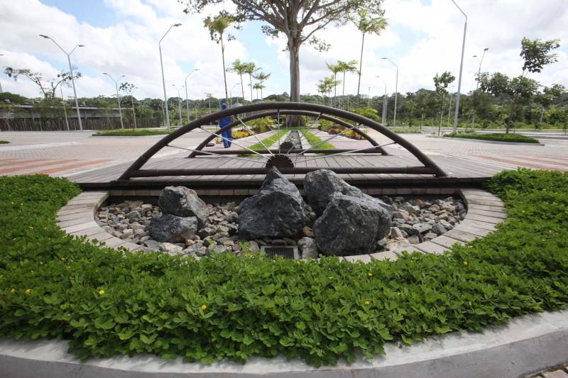 Bastante aguardado, o novo Parque Estadual do Utinga (PEUt) será reaberto ao público pelo Governo do Estado nos próximos dias 16 e 17 de março. Os serviços do mais importante espaço de preservação e estudo da biodiversidade dentro da Região Metropolitana de Belém serão oferecidos em caráter experimental. Na sexta-feira, a partir das 16h30, serão realizadas apresentações artísticas, com o Boi Veludinho, crianças do Pro Paz e a premiada Orquestra Sinfônica do Theatro da Paz. A apresentação será em um espaço ao ar livre e não será necessária a retirada de ingressos, por esse motivo, a recomendação é que o público chegue cedo, porque a entrada será fechada quando o espaço estiver lotado. No sábado, será realizada uma grande caminhada, a partir das 8 horas, com paradas para informações educativas sobre a fauna, flora e sobre os novos espaços. Por conta da grande quantidade de pessoas, incluindo crianças e idosos, o Corpo de Bombeiros recomendou e, a organização do evento acatou, a necessidade de se evitar durante a manhã do sábado o trânsito de veículos sobre rodas, como carros, bicicletas, skates e patins. Depois das 12 horas e durante todo o funcionamento do parque, a entrada e o uso por praticantes desta modalidade está completamente liberada no Parque. No domingo, o parque funciona normalmente ao público no horário de 5h30 às 17h, assim como nos outros dias, de segunda a segunda.
FOTO: IGOR BRANDÃO / AG PARÁ
DATA: 11.032018
BELÉM - PARÁ <div class='credito_fotos'>Foto: IGOR BRANDÃO / AG. PARÁ | <a href='/midias/2018/originais/d42b98cc-33b7-4a1f-8e5b-9e2d148e76fd.jpg' download><i class='fa-solid fa-download'></i> Download</a></div>